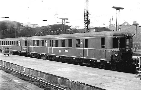 Rail car VT 137 with driving trailer VS 145<br /><a href='images/pictures/Tillig/02851.jpg' target='_blank'>Full size image</a>